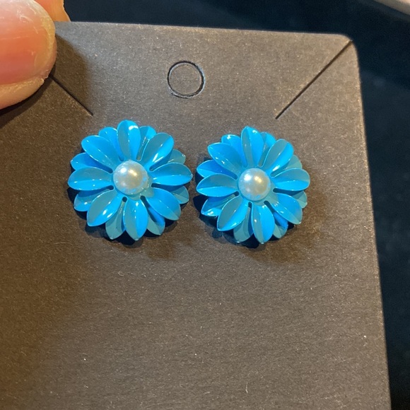 4 pairs of Flower Power Studded Earrings​ - Picture 2 of 5